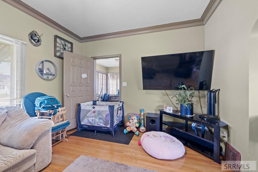 406 1st W Property Photo 6