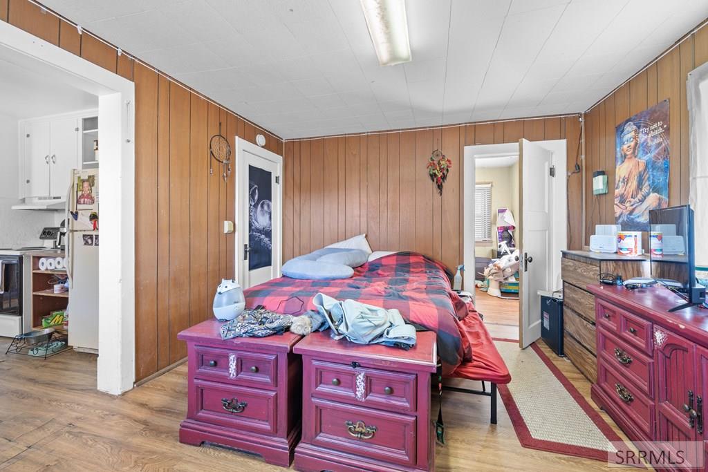 406 1st W Property Photo 10