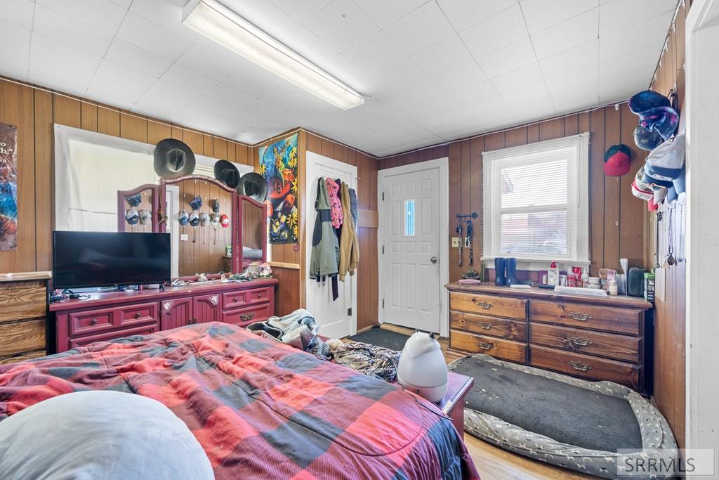 406 1st W Property Photo 11