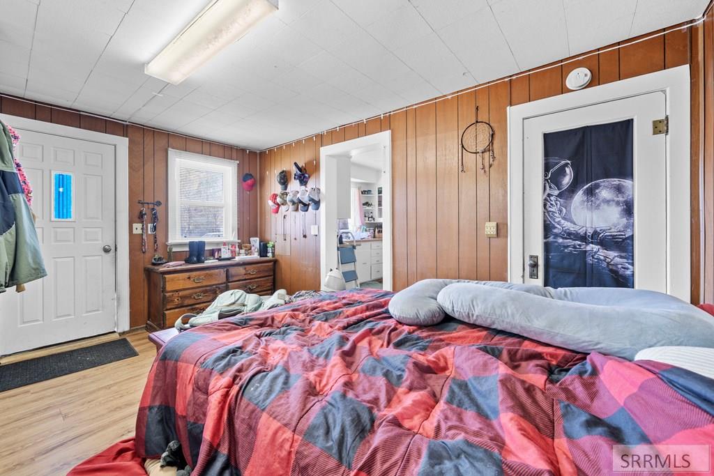 406 1st W Property Photo 12