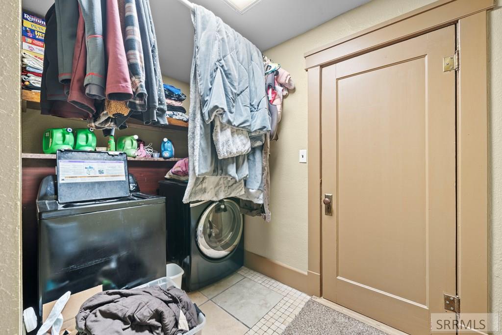 406 1st W Property Photo 14