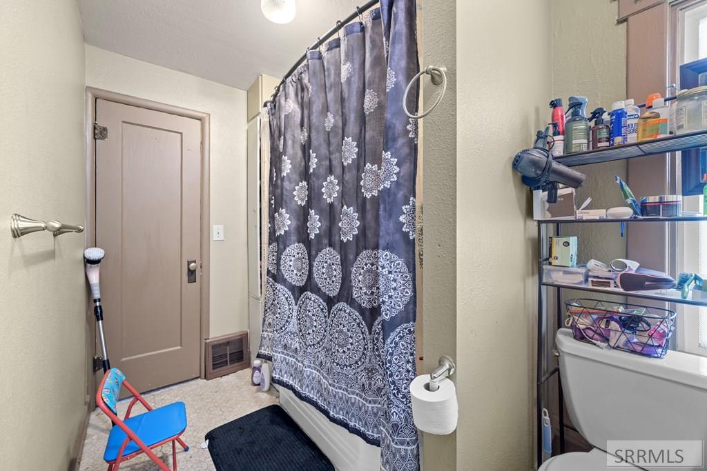 406 1st W Property Photo 15