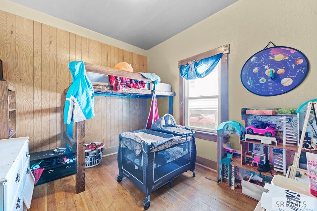 406 1st W Property Photo 16