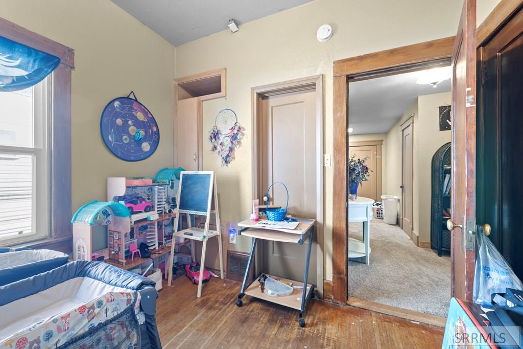 406 1st W Property Photo 17