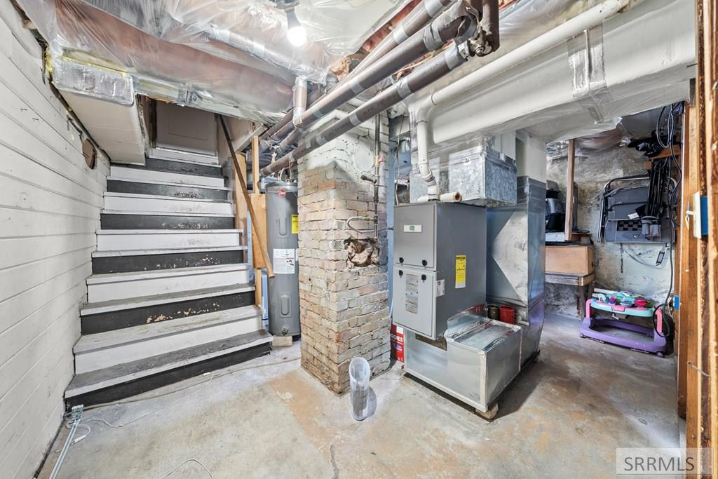 406 1st W Property Photo 18