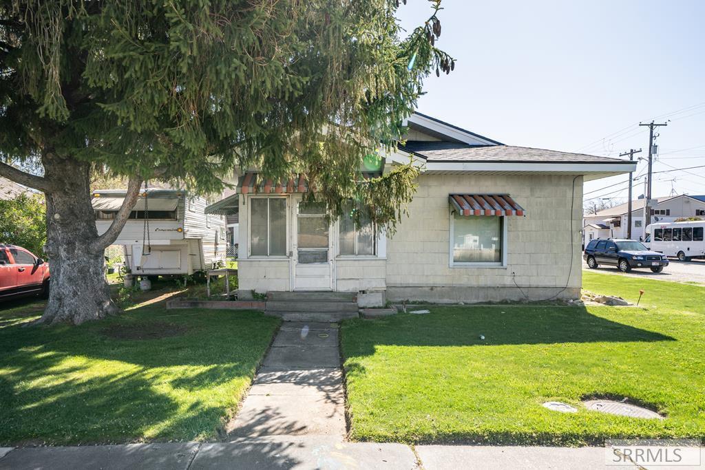 406 1st W Property Photo 22