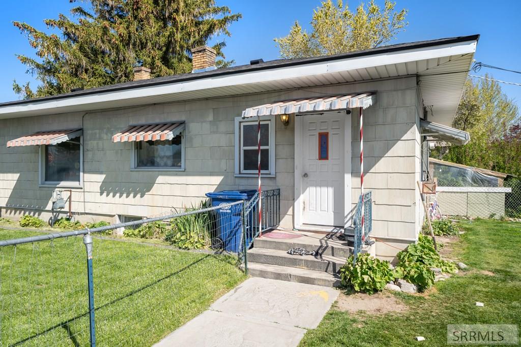 406 1st W Property Photo 23