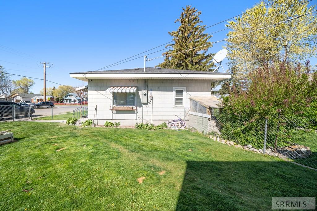 406 1st W Property Photo 24