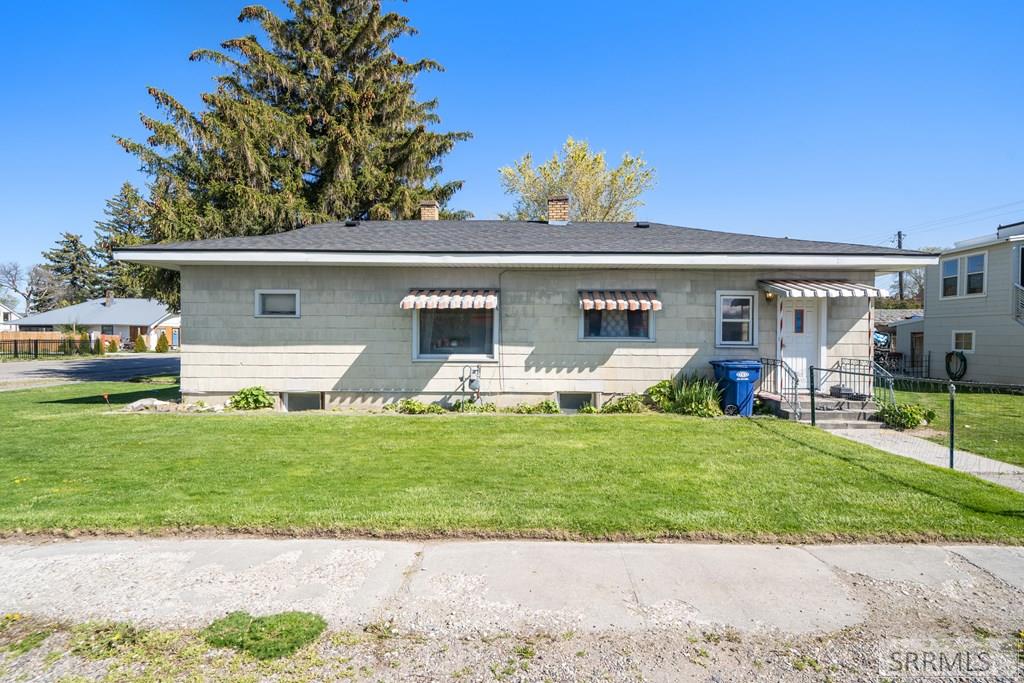 406 1st W Property Photo 25