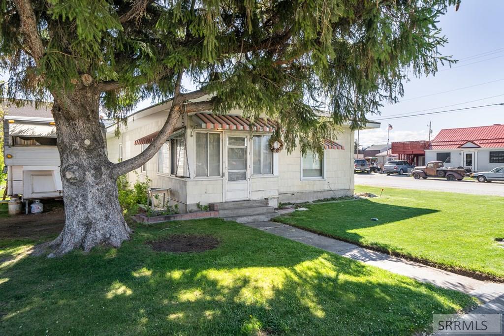 406 1st W Property Photo 27
