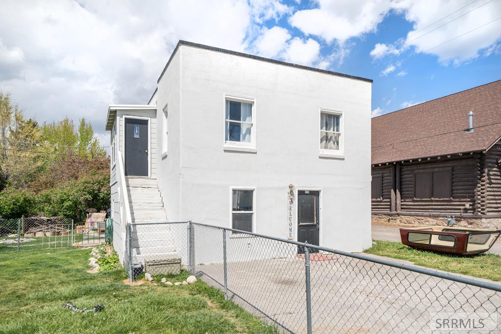 406 1st W Property Photo 28