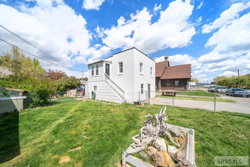 406 1st W Property Photo 29