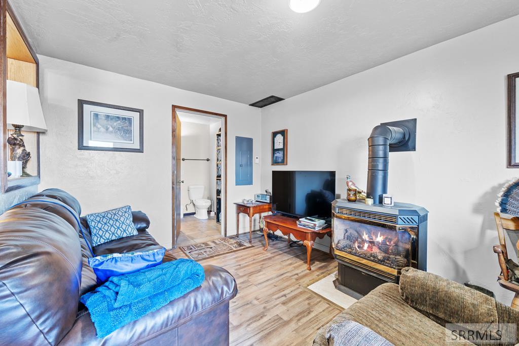 406 1st W Property Photo 31
