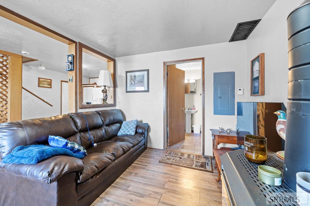 406 1st W Property Photo 32
