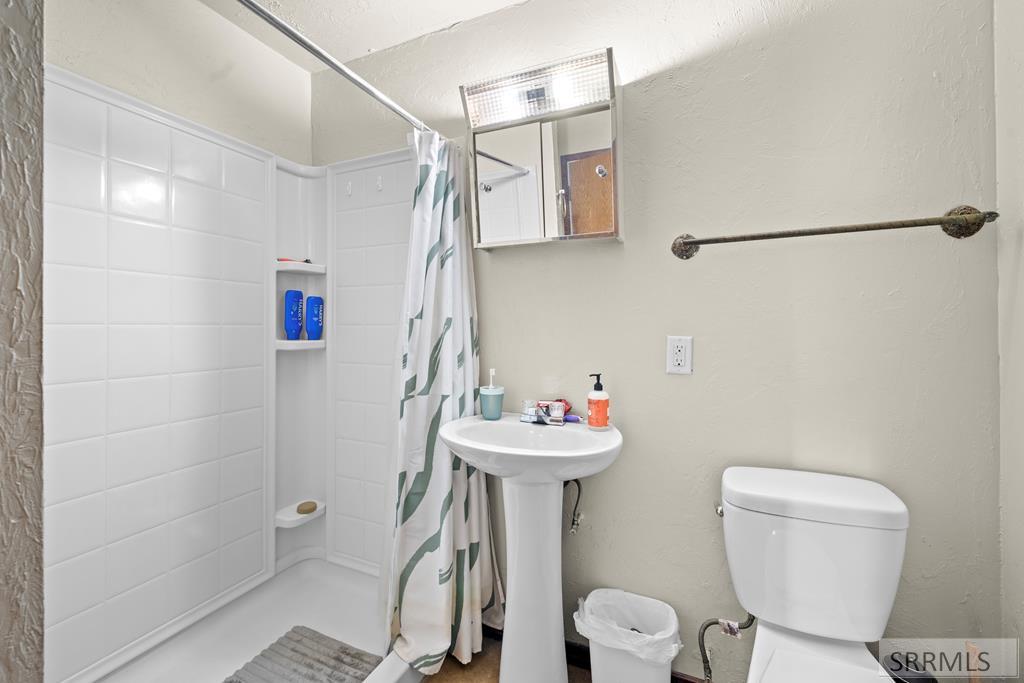 406 1st W Property Photo 34