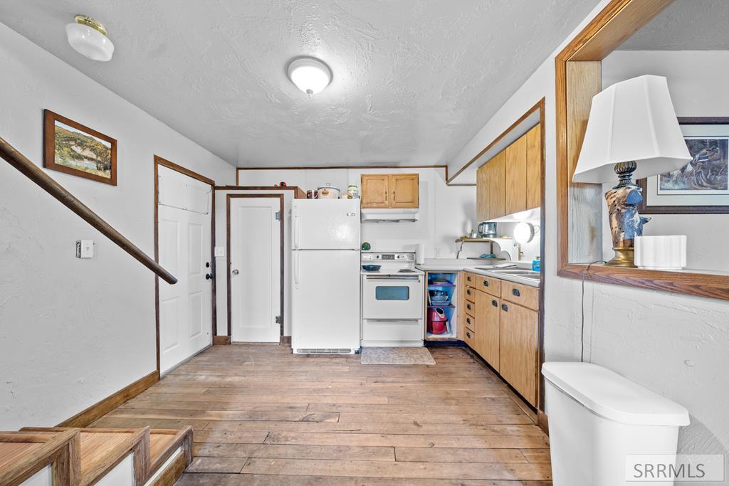406 1st W Property Photo 35