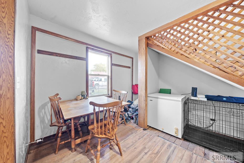 406 1st W Property Photo 37