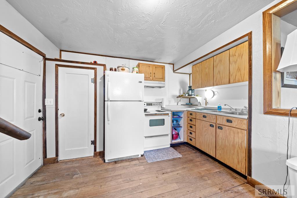 406 1st W Property Photo 38