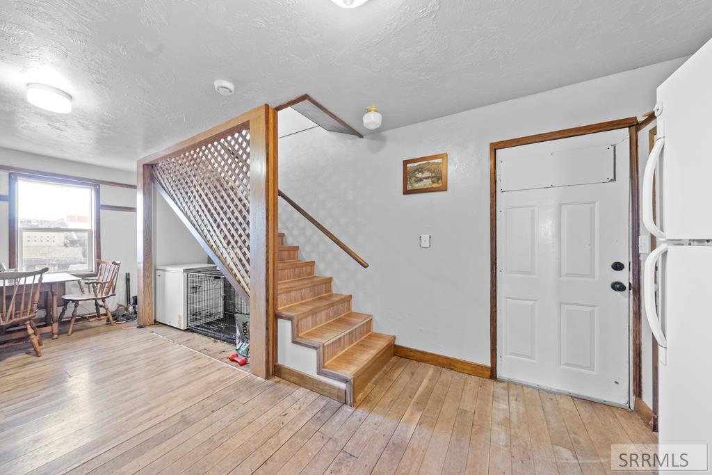 406 1st W Property Photo 39