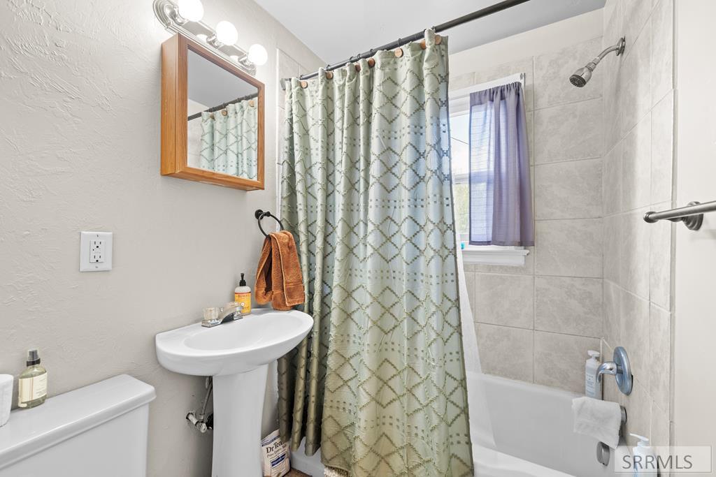 406 1st W Property Photo 42