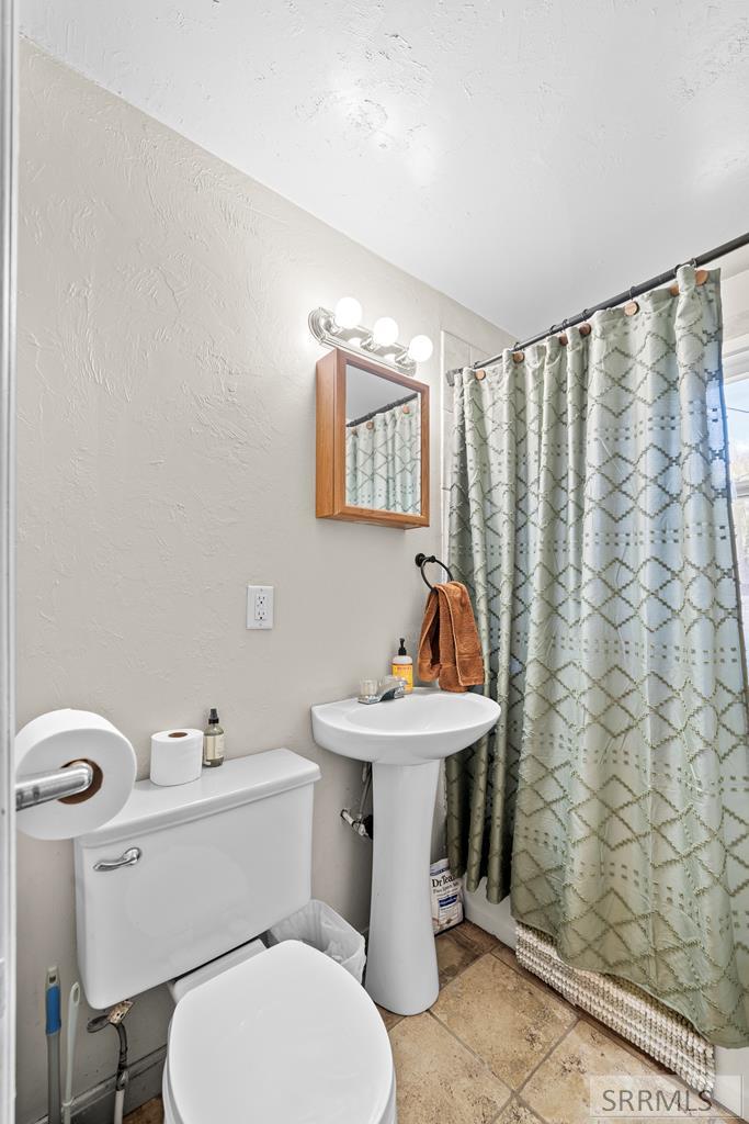 406 1st W Property Photo 43