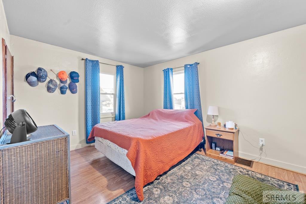 406 1st W Property Photo 45