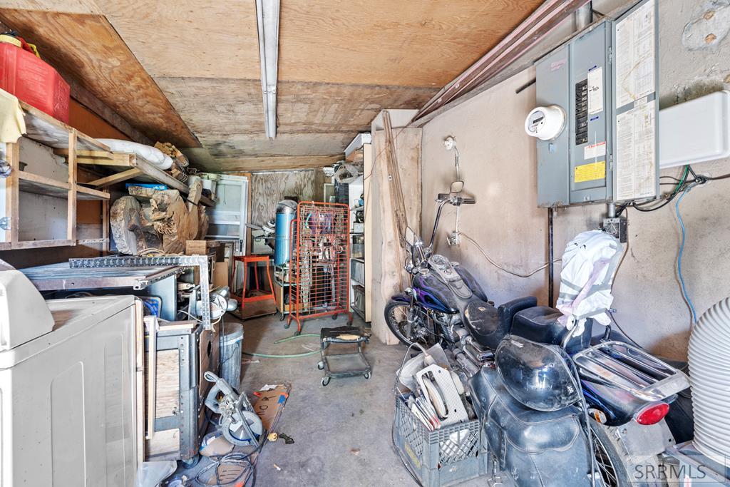 406 1st W Property Photo 49