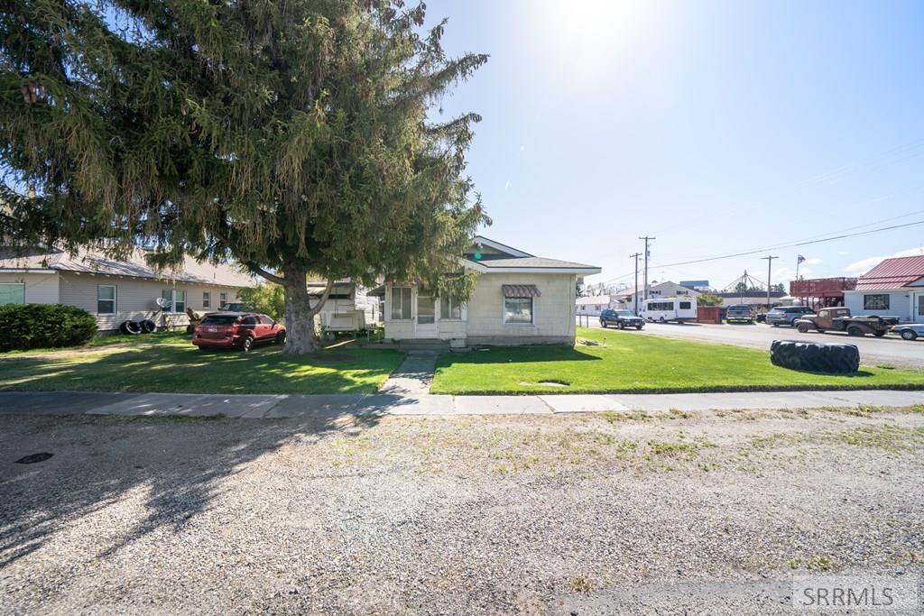 406 1st W Property Photo 51