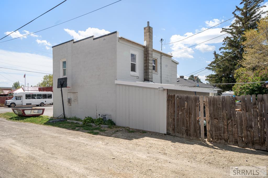 406 1st W Property Photo 57