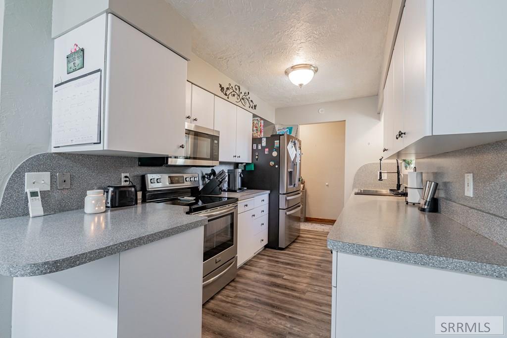 1858 Henry Street Property Photo 6