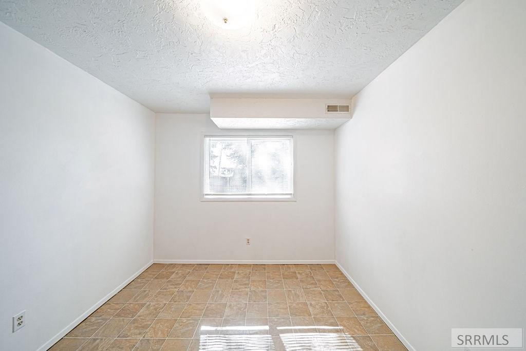 111 E 65th S Property Photo 67