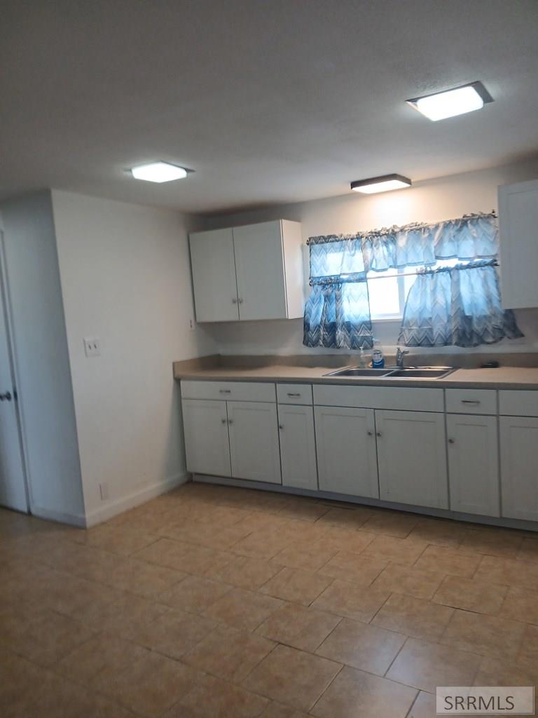 694 W Grand Avenue Property Photo 5