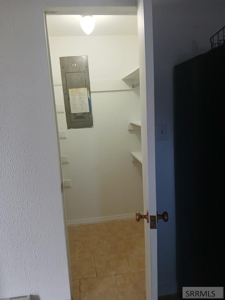 694 W Grand Avenue Property Photo 7