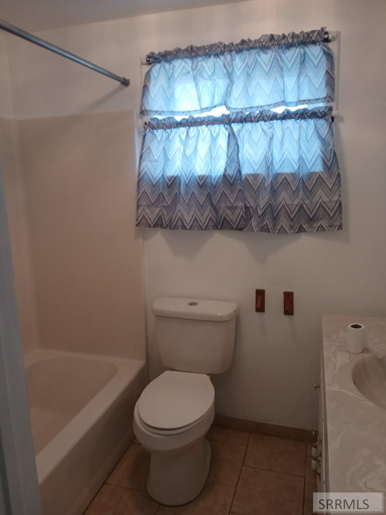 694 W Grand Avenue Property Photo 10