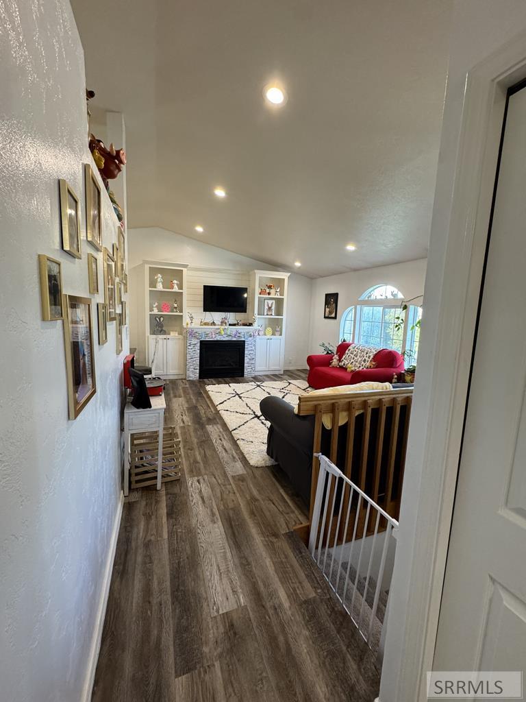 2312 E Oakmont Drive Property Photo 3