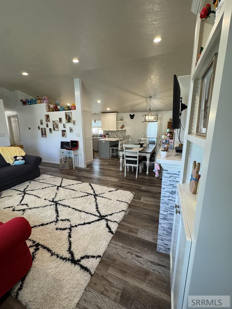 2312 E Oakmont Drive Property Photo 4