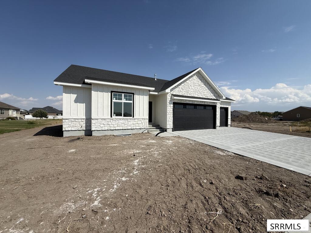 566 Stonebridge Property Photo 2