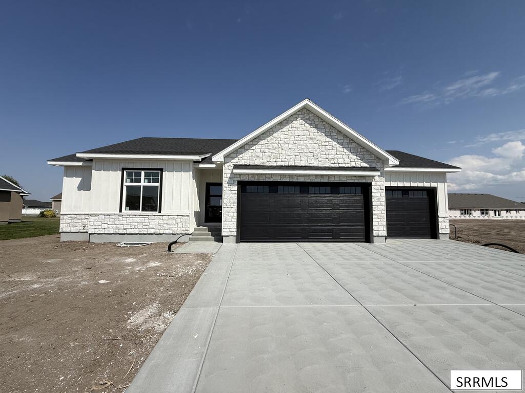 566 Stonebridge Property Photo 3