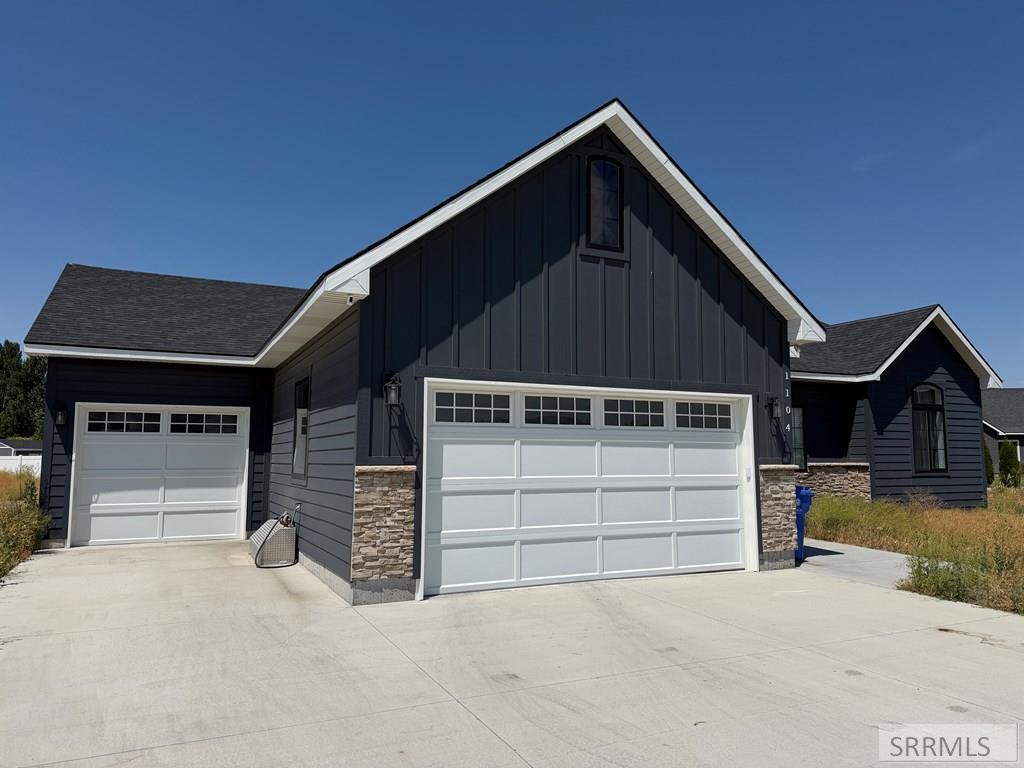 1104 Cypress Loop Property Photo 2