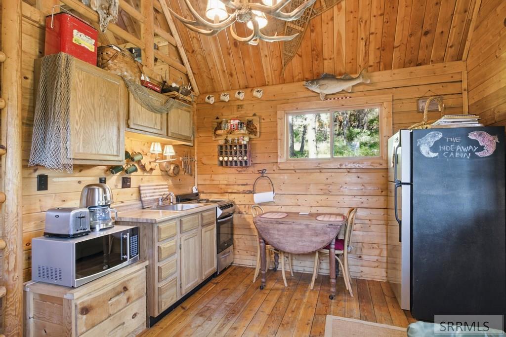 21 Pinetree Drive Property Photo 6