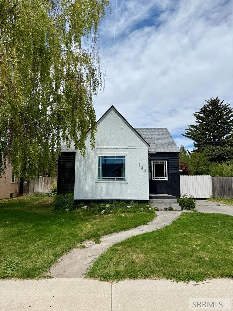 323 E 13th Street Property Photo 1