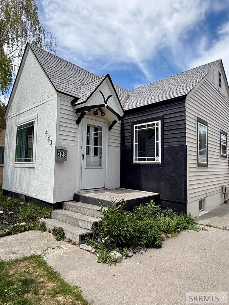 323 E 13th Street Property Photo 4