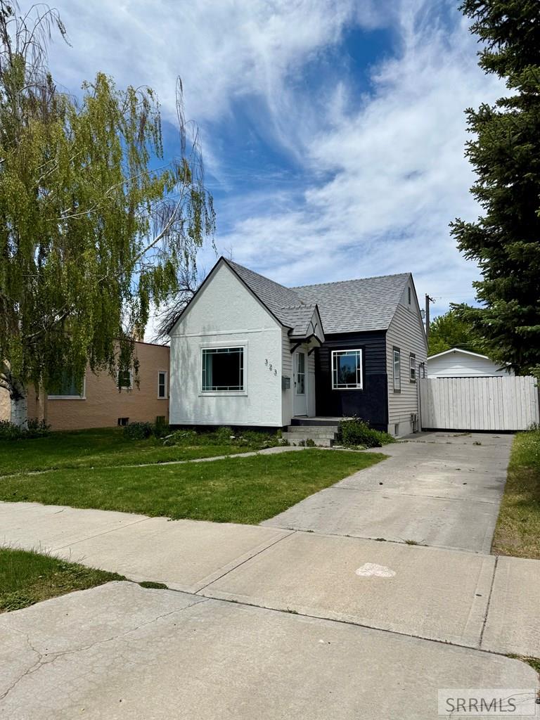 323 E 13th Street Property Photo 6