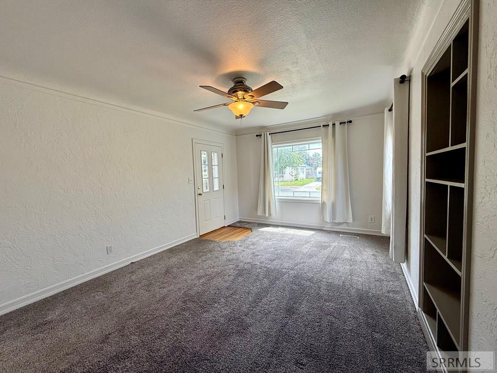323 E 13th Street Property Photo 9
