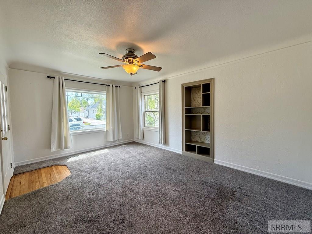 323 E 13th Street Property Photo 10
