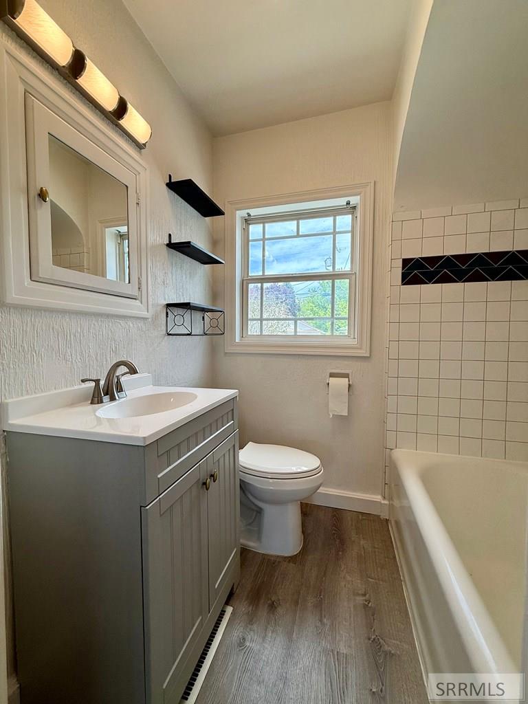 323 E 13th Street Property Photo 15