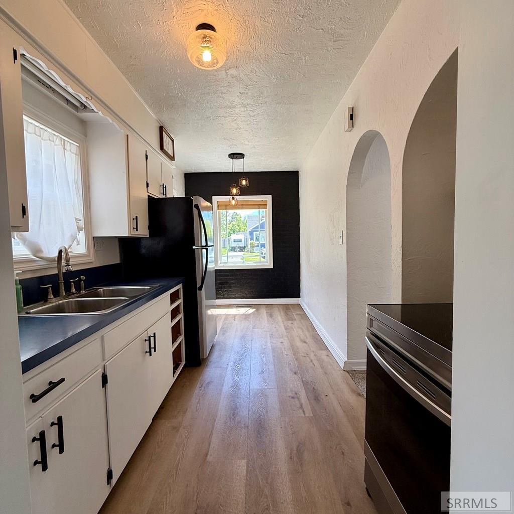 323 E 13th Street Property Photo 26