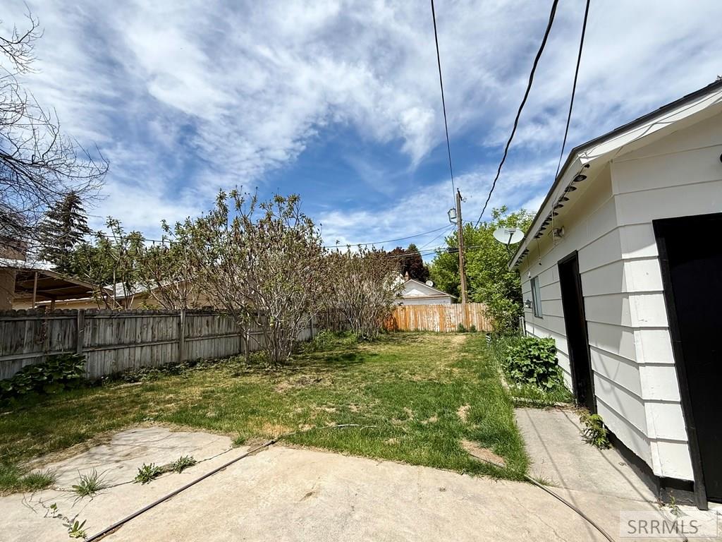 323 E 13th Street Property Photo 38