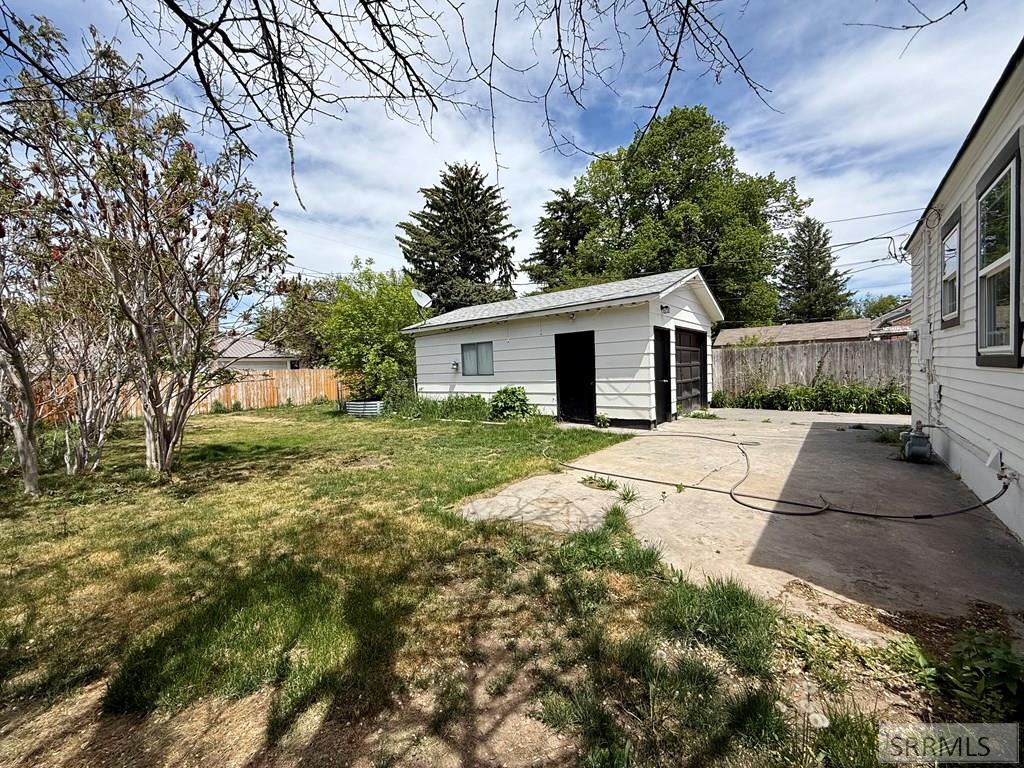 323 E 13th Street Property Photo 39