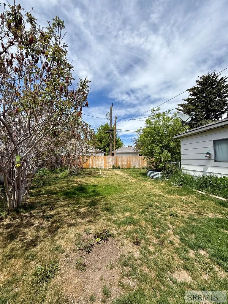323 E 13th Street Property Photo 40